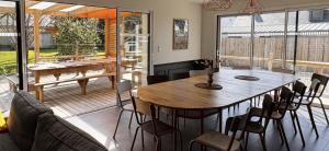 ein Esszimmer mit einem Holztisch und Stühlen in der Unterkunft Ti-roue in Saint-Gildas-de-Rhuys