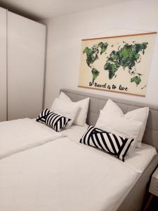 Postel nebo postele na pokoji v ubytování Apartment ALMA - to travel is to live
