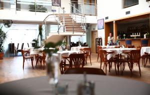 Reštaurácia alebo iné gastronomické zariadenie v ubytovaní Hotel Atrium