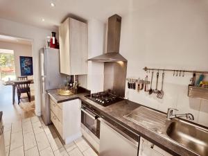 Kuchyň nebo kuchyňský kout v ubytování Appartement F4 avec jardin à deux pas de la mer