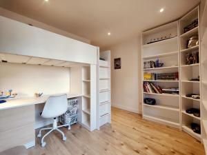 Knihovna v apartmánu