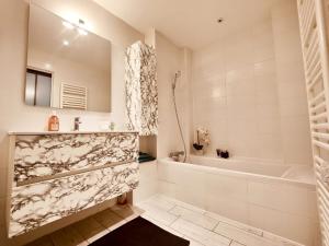 Koupelna v ubytování Appartement F4 avec jardin à deux pas de la mer + 15 fotografií