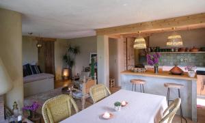 a kitchen and living room with a table and chairs at Vu sur le lac et les neiges éternelle in Thun