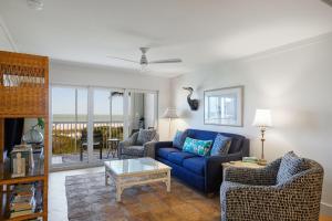 Posezení v ubytování Gorgeous Oceanfront Residence in Exclusive Sanibel Surfside
