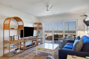 Posezení v ubytování Gorgeous Oceanfront Residence in Exclusive Sanibel Surfside