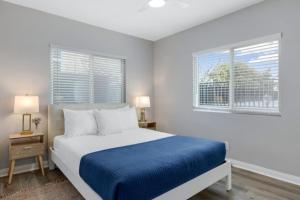 1 dormitorio con 1 cama con manta azul y 2 ventanas en Leyla Pool Spa Min to Downtown Freeways Beaches, en San Diego 33 fotos más