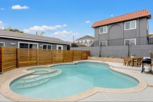 una piscina en el patio trasero de una casa en Leyla Pool Spa Min to Downtown Freeways Beaches, en San Diego