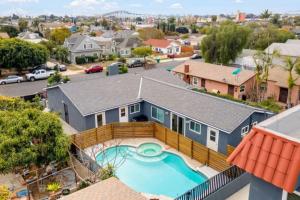 una vista aérea de una casa con piscina en Leyla Pool Spa Min to Downtown Freeways Beaches, en San Diego
