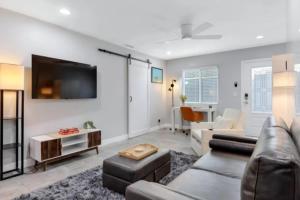 Una sala de estar con un sofá y un televisor. en Private Casa Min Downtown Beaches Freeways, en San Diego