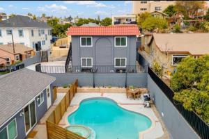 una imagen de una piscina en una casa en Bridge Pool Spa Min to Downtown Freeways Beaches, en San Diego