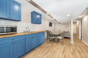 Η κουζίνα ή μικρή κουζίνα στο Cozy Basement 2 Bed in Passaic