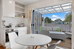 Una cocina o cocineta en Spacious Papakura Family Delight w Deck and Yard