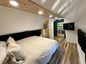 Ένα ή περισσότερα κρεβάτια σε δωμάτιο στο Pilot Lodge - Epic Alaskan Airplane Home DC-9