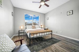 Galeriebild der Unterkunft Elegant Escape 2BR 2BA Pool in Haltom City