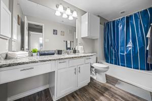 Galeriebild der Unterkunft Elegant Escape 2BR 2BA Pool in Haltom City