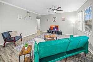 Galeriebild der Unterkunft Elegant Escape 2BR 2BA Pool in Haltom City