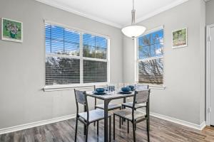 Galeriebild der Unterkunft Elegant Escape 2BR 2BA Pool in Haltom City + 16 Fotos