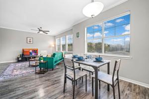 Una sala de estar con una mesa y sillas y un sofá. en Elegant Escape 2BR 2BA Pool, en Haltom City