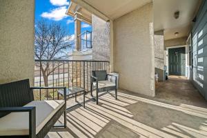 Un balcón con dos sillas y una mesa. en Elegant Escape 2BR 2BA Pool, en Haltom City