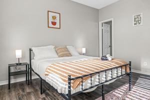 Habitación blanca con cama y alfombra en Elegant Escape 2BR 2BA Pool, en Haltom City