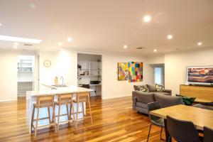 Kuchyň nebo kuchyňský kout v ubytování Cypress Hillside Wagga Wagga