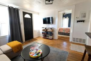 un salon avec un canapé et une table dans l'établissement Sunshine Cottage 2 bedroom in duplex, à Hastings