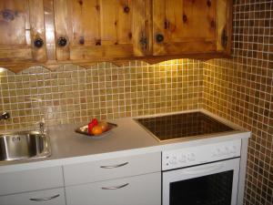 eine Küche mit einem Waschbecken und einer Schale Obst in der Unterkunft Chalet Edith Oberems in Oberems