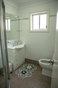 Ένα μπάνιο στο Cozy 3BR Retreat, Ensuite, Wi-Fi +20 φωτογραφίες