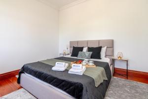 Ένα ή περισσότερα κρεβάτια σε δωμάτιο στο HostWise - Country Villa w/ Pool, Court & Views