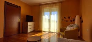 Televízia a/alebo spoločenská miestnosť v ubytovaní Apartments Ivans