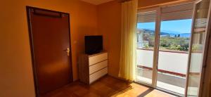 Televízia a/alebo spoločenská miestnosť v ubytovaní Apartments Ivans