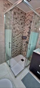 une douche avec une cabine en verre dans une salle de bain dans l'établissement sweet dreams, à Costa del Silencio 34 autres photos