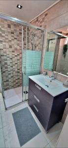 une salle de bain avec lavabo et douche dans l'établissement sweet dreams, à Costa del Silencio