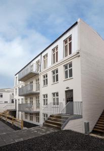 un edificio blanco con escaleras delante en Ice Apartments Reykjavik by Heimaleiga en Reikiavik
