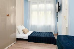 sypialnia z łóżkiem i oknem w obiekcie Stylish one - Bedroom Apartment near Città Studi - M4 Argonne Metro Stop w Mediolanie +5 zdjęć