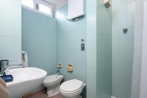 łazienka z białą toaletą i umywalką w obiekcie Stylish one - Bedroom Apartment near Città Studi - M4 Argonne Metro Stop w Mediolanie