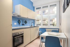 kuchnia ze stołem i krzesłami w obiekcie Stylish one - Bedroom Apartment near Città Studi - M4 Argonne Metro Stop w Mediolanie