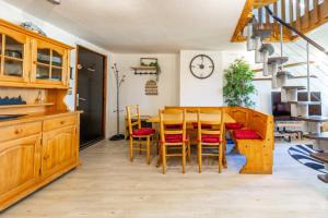 een keuken met een houten tafel en stoelen bij Lodge & Castle - Beau T3 en Vieille Ville in Annecy