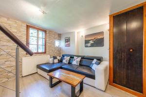 een woonkamer met een bank en een tafel bij Lodge & Castle - Beau T3 en Vieille Ville in Annecy