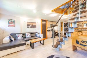 een woonkamer met een bank en een trap bij Lodge & Castle - Beau T3 en Vieille Ville in Annecy +38 foto's