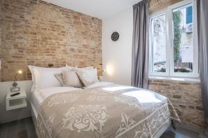 a bedroom with a bed and a window at Centro di Centri Rooms in Split