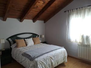 sypialnia z łóżkiem i oknem w obiekcie Meraki House 92B w mieście Arnuero