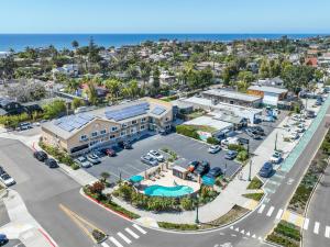 una vista aerea di un parcheggio di fronte all'oceano di Brisa Pacific Hotel Encinitas a Encinitas