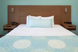 Letto o letti in una camera di Brisa Pacific Hotel Encinitas
