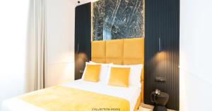 Un dormitorio con una cama tamaño king con almohadas amarillas. en Hotel Windrose, en Roma 76 fotos más