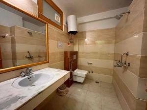 un bagno con lavandino e WC di Naina Spring Resort, Manali - away from city hustle a Manāli