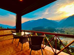 Vista generica sulle montagne o vista sulle montagne dall'interno dell'hotel