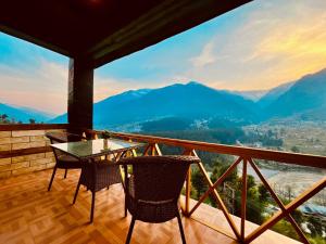 Vista generica sulle montagne o vista sulle montagne dall'interno dell'hotel