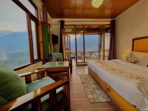Letto o letti in una camera di Naina Spring Resort, Manali - away from city hustle