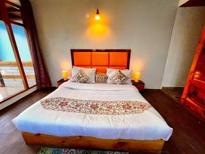 Letto o letti in una camera di Naina Spring Resort, Manali - away from city hustle